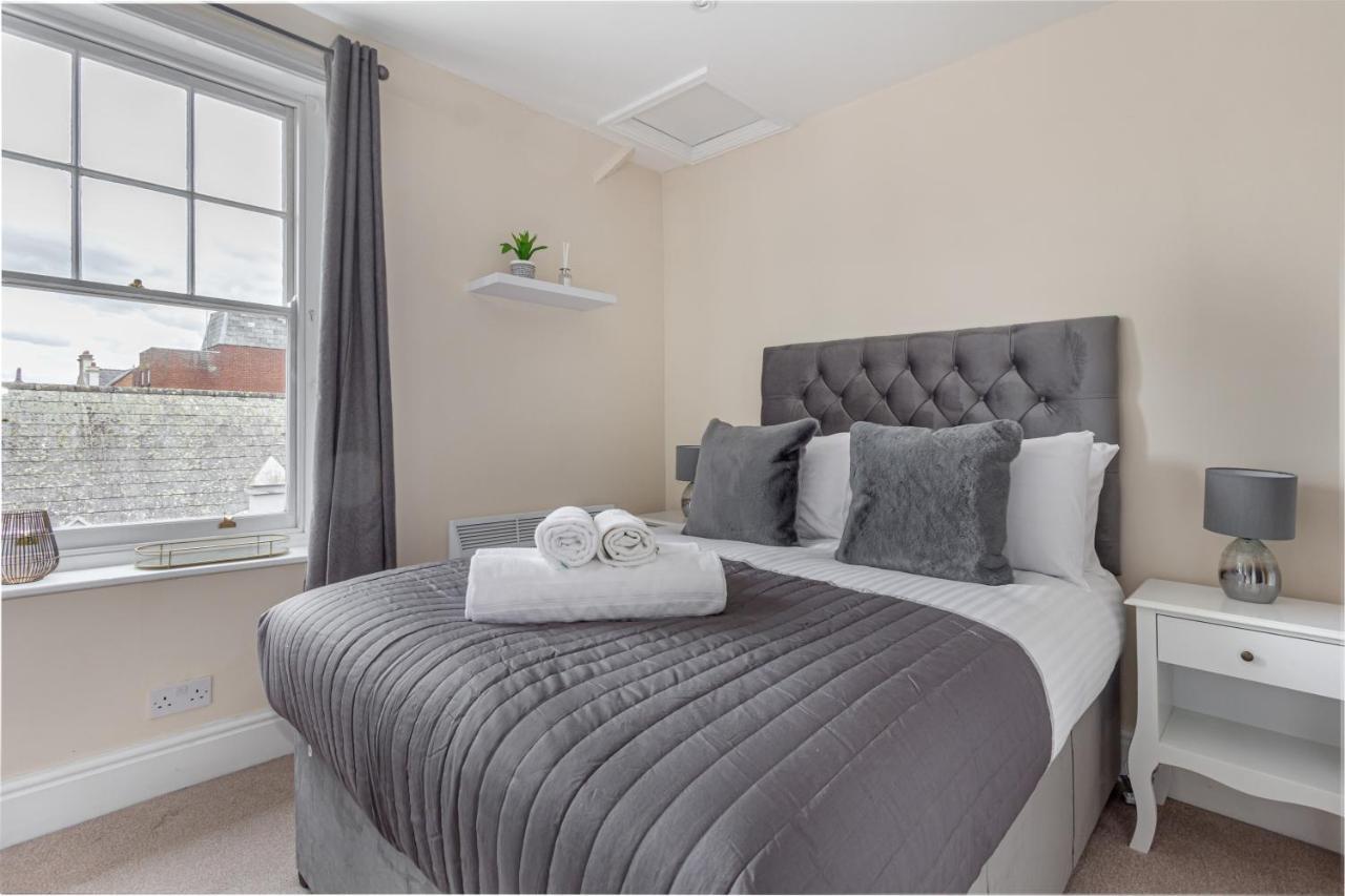 Guest Homes - Trinity Apartment Устър Екстериор снимка