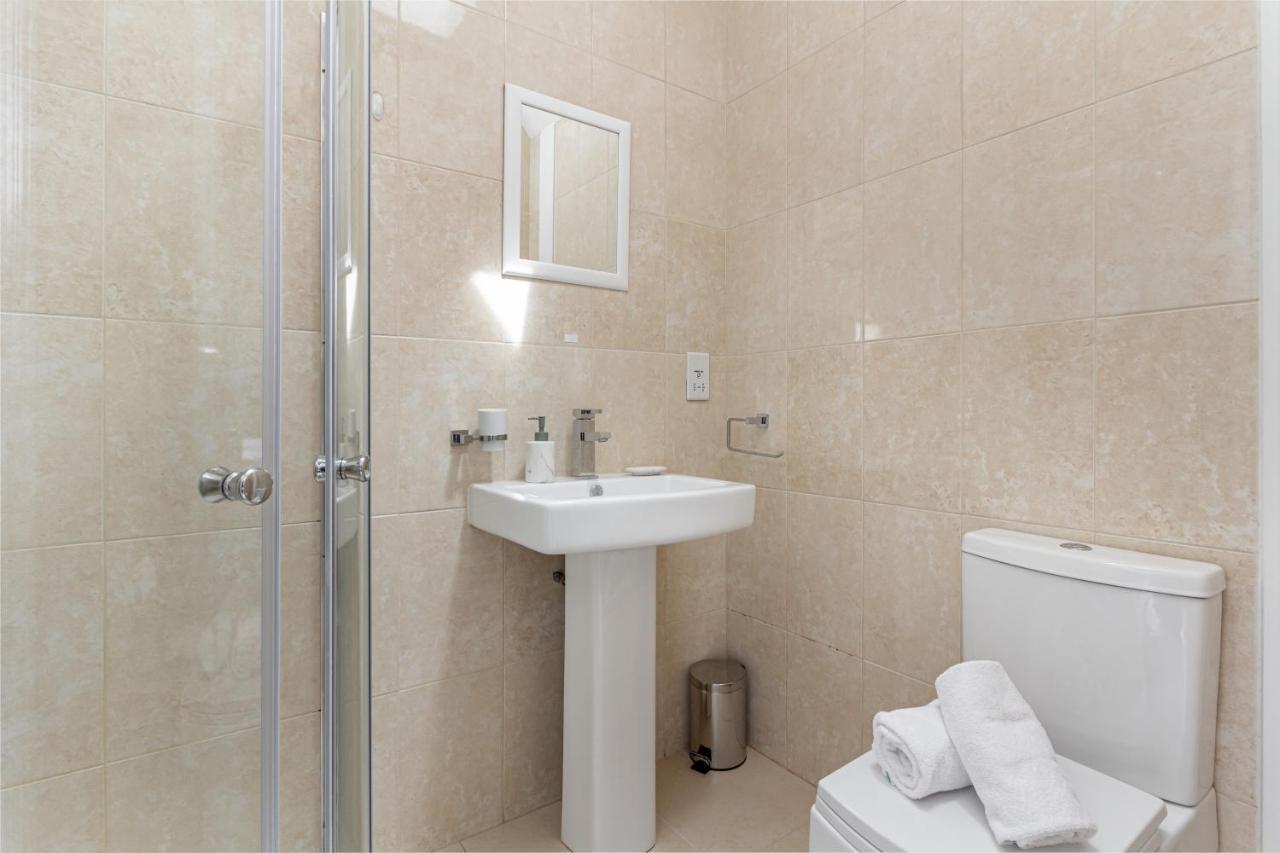 Guest Homes - Trinity Apartment Устър Екстериор снимка